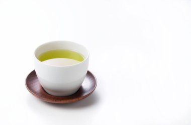 Beyaz arka planda boşluklu yeşil çay. Japon yeşil çayının resmi