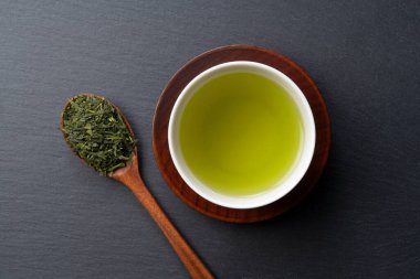 Siyah arkaplana yerleştirilmiş yeşil çaydan kuş bakışı bir manzara. Japon yeşil çayının resmi.