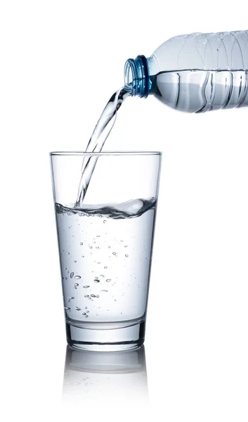 Giet Gebotteld Water Een Helder Glas Geplaatst Een Witte Achtergrond — Stockfoto