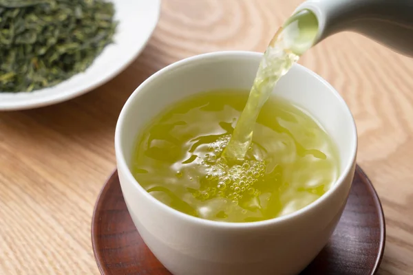 Verser Thé Vert Dans Une Tasse Thé Thé Vert Japonais — Photo