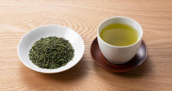 Groene Thee Theebladeren Geplaatst Een Houten Dienblad Japanse Groene Thee — Stockfoto