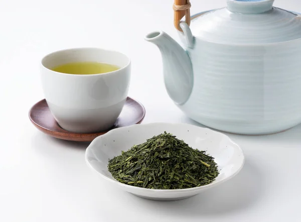 緑茶と茶葉は白を基調としています 日本の緑茶のイメージ — ストック写真