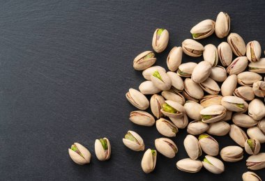 Siyah arka planda fıstıkların kuş bakışı görüntüsü.