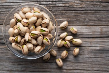 Antep fıstığının kuş bakışı görüntüsü eski bir ağaca yaslanmış.