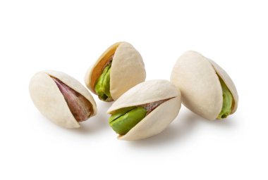 Beyaz arka plana yerleştirilmiş fıstıklar. Dağıtıma odaklan