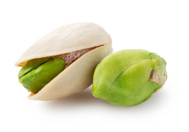 Beyaz arka plana yerleştirilmiş fıstıklar. Dağıtıma odaklan