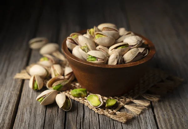 Cierre Pistachos Tazón Sobre Viejo Telón Fondo Madera — Foto de Stock