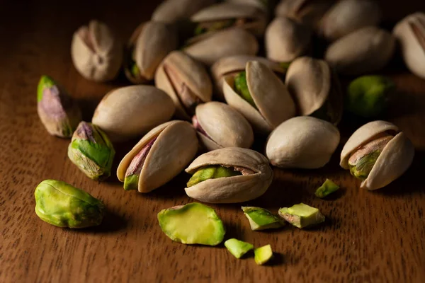 Primer Plano Pistacho Colocado Sobre Fondo Grano Madera — Foto de Stock