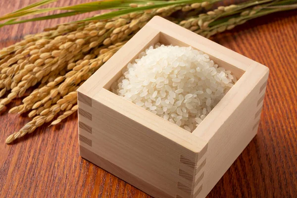 米粒和稻穗放在一个日本木箱里 — 图库照片