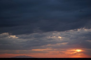 Akdeniz 'deki Monte Christo adasında bulutlu bir gökyüzü