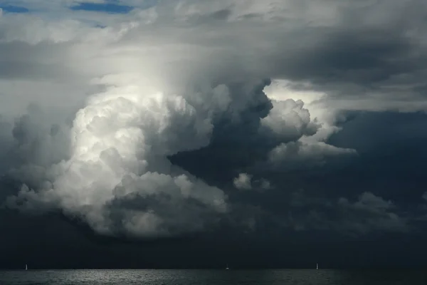 Korsika adasının doğu kıyısında fırtınalı bir gökyüzü                               