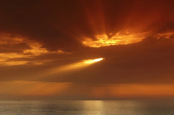 Akdeniz 'de gün batımı Yukarı Korsika sahillerinde