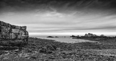 Plougrescant sahilindeki granit kayalar. Brittany bölgesi