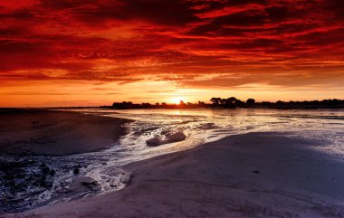 Brittany sahilindeki Sillon de Talbert 'te bir gedik.