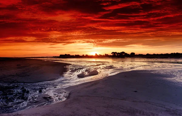 Brittany sahilindeki Sillon de Talbert 'te bir gedik.