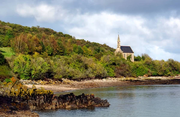 Porz sahilindeki Sainte-Trinite kilisesi. Brittany bölgesi