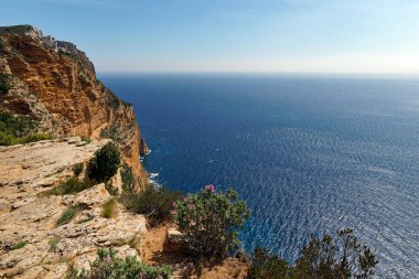 Var kıyısındaki Calanques Ulusal Parkı 'nın uçurumları 