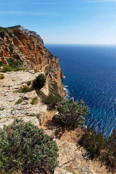 Var kıyısındaki Calanques Ulusal Parkı 'nın uçurumları 