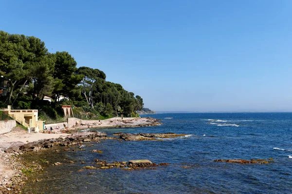 Fransız Rivierası 'nda Carqueiranne' in sahil yolu