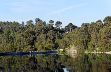 Toulon şehrinin yakınlarındaki Le Revest Gölü