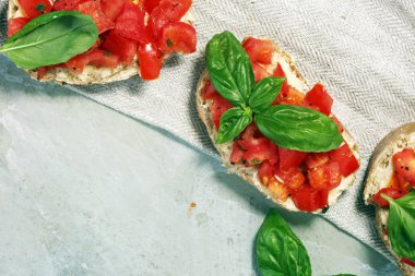 taze domates bruschetta. İtalyan yemekleri meze fesleğen ile.