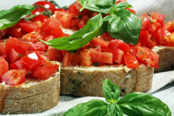 Bruschetta Tomate Fresco Aperitivo Comida Italiana Con Albahaca — Foto de Stock