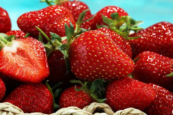 一堆生鲜草莓 新鲜季节果子 — 图库照片