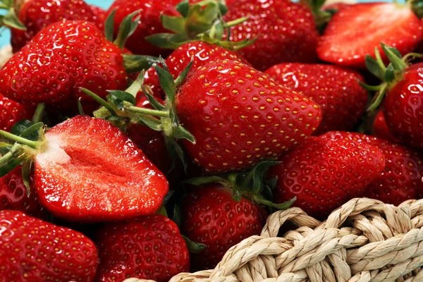 一堆生鲜草莓 新鲜季节果子 — 图库照片
