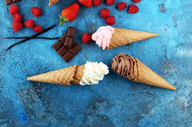 Vanilya donmuş yoğurt veya yumuşak kıvamlı dondurma waffle koni ve çilek, ahududu ve çikolata SoftICE krem