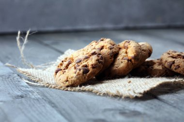 Tahta masada çikolatalı kurabiyeler. Çikolata parçacıklı kurabiye.