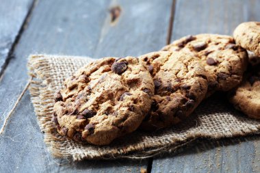 Tahta masada çikolatalı kurabiyeler. Çikolata parçacıklı kurabiye.