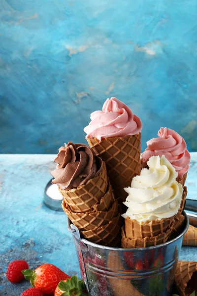 Vanilla Frozen Yogurt Soft Ice Cream Waffle Cone Strawberry Raspberry — Stock Photo, Image