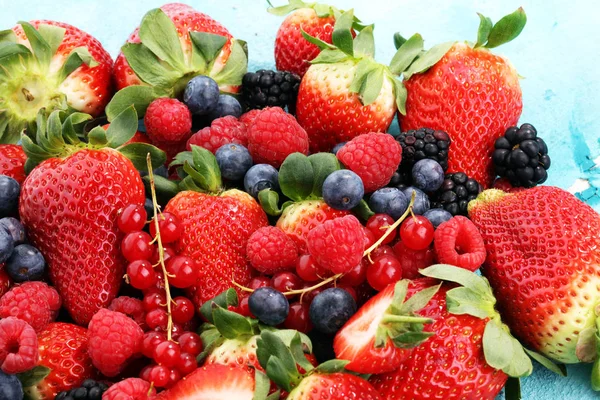 Berries Overhead Closeup Colorful Assorted Mix Strawberry Blueberry Raspberry Blackberry — Stock Photo, Image