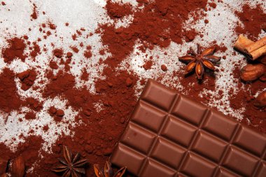 Çikolata çikolata tozu ile masada. Çikolata ve fındık