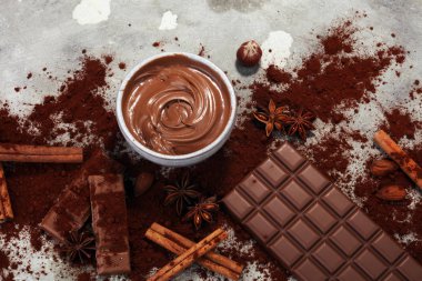 Çikolata çikolata tozu ve girdap masada. Çikolata ve fındık