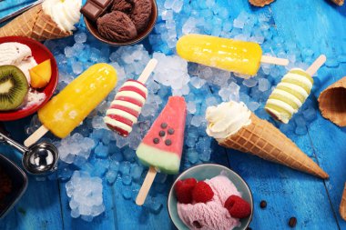 Vanilya donmuş yoğurt veya yumuşak kıvamlı dondurma waffle koni ve renkli buzlu şeker 