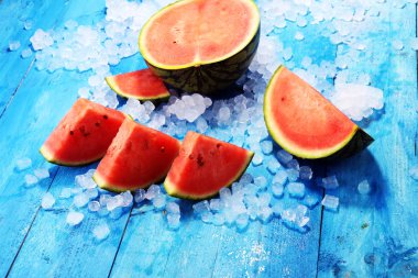 karpuz mavi zemin üzerine. Sulu yaz meyve dilimleri.