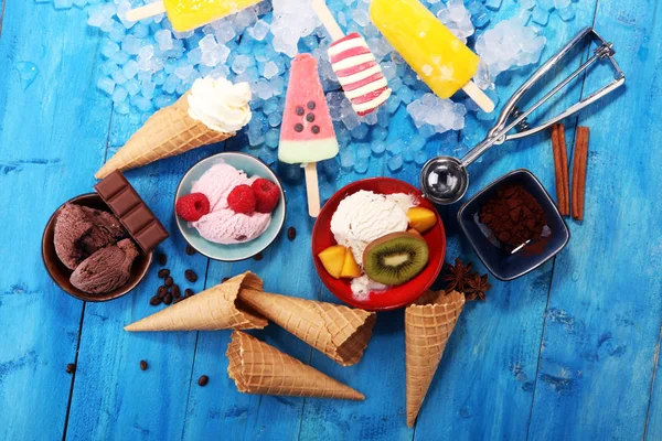 Vanilya donmuş yoğurt veya yumuşak kıvamlı dondurma waffle koni ve renkli buzlu şeker 