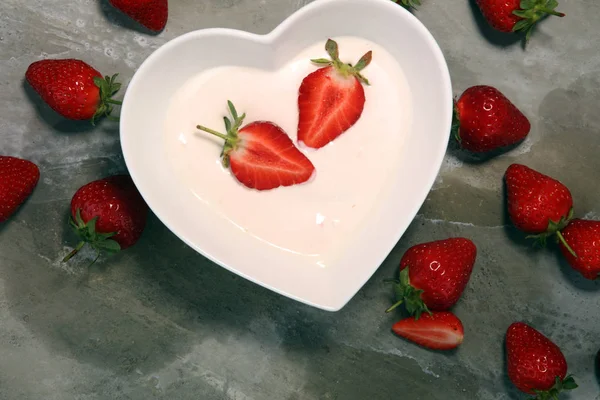 Yogurt Fresa Tazón Con Fresas Frescas — Foto de Stock