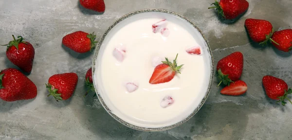 Yogurt Alla Fragola Ciotola Con Fragole Fresche — Foto Stock