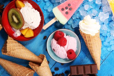 Vanilya donmuş yoğurt veya yumuşak kıvamlı dondurma waffle koni ve renkli buzlu şeker 