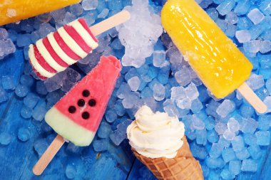 Vanilya donmuş yoğurt veya yumuşak kıvamlı dondurma waffle koni ve renkli buzlu şeker 