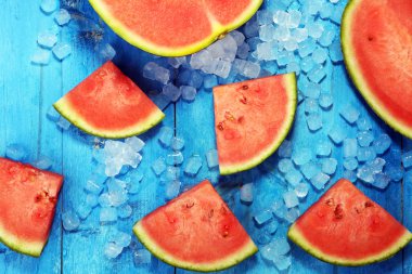 karpuz mavi zemin üzerine. Sulu yaz meyve dilimleri.