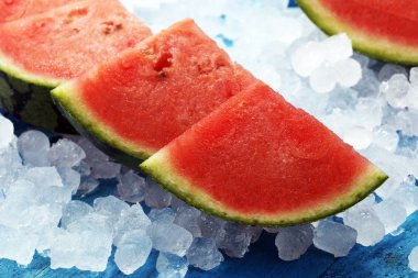 karpuz mavi zemin üzerine. Sulu yaz meyve dilimleri.