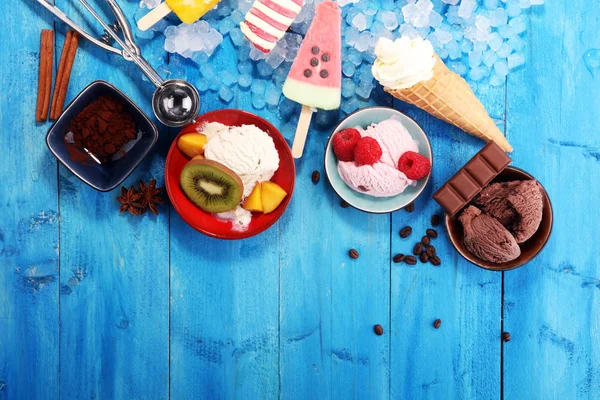 Ванильный Замороженный Йогурт Мягкое Мороженое Вафельном Конусе Красочное Мороженое — стоковое фото