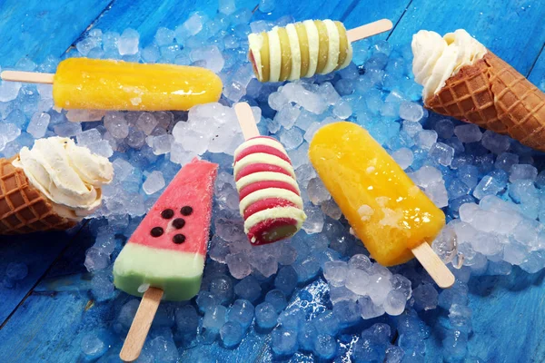 Vanilkový Jogurt Nebo Točené Zmrzliny Oplatkovém Kornoutku Barevné Popsicle — Stock fotografie