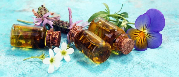 Lavendelöl Und Blume Auf Blauem Hintergrund Wellness Gesundheitskonzept — Stockfoto