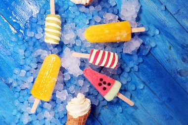 Vanilya donmuş yoğurt veya yumuşak kıvamlı dondurma waffle koni ve renkli buzlu şeker 