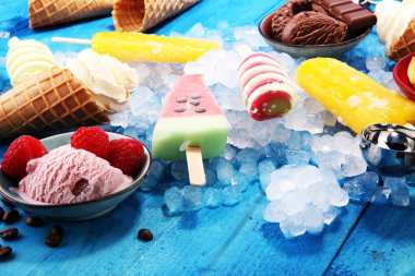 Vanilya donmuş yoğurt veya yumuşak kıvamlı dondurma waffle koni ve renkli buzlu şeker 