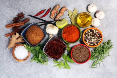 Baharat ve otlar masada. Yemek ve mutfak malzemeleri